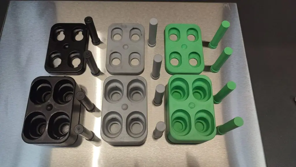 Zdjęcie 1.1. Przygotowane formy do wykonania odlewów porównawczych (kolejno od lewej SLS, SLA,FDM)