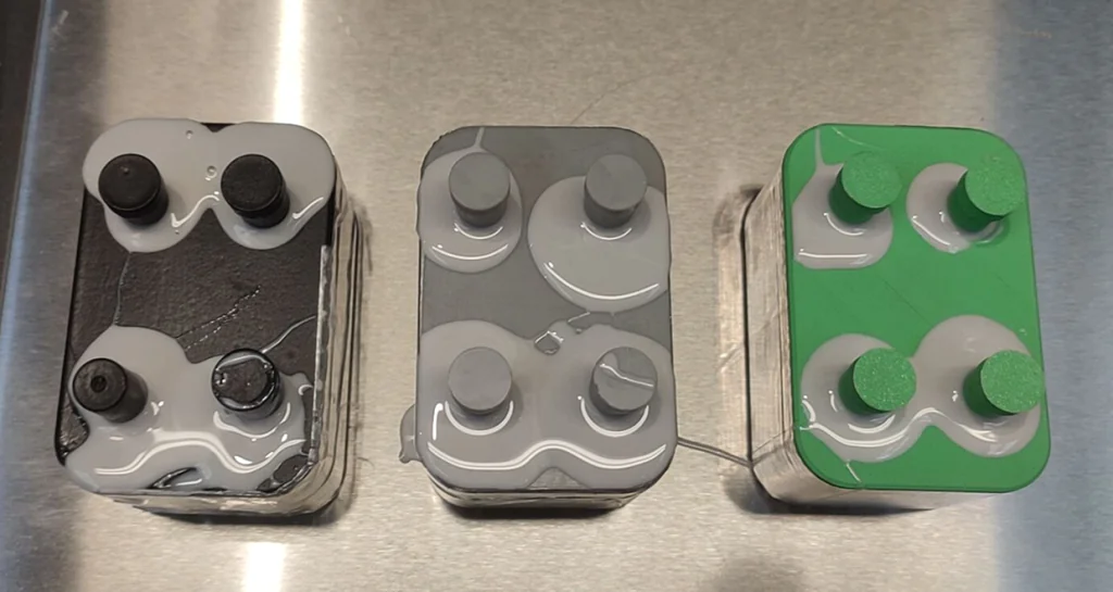 Zdjęcie 1.5 Wypełnione silikonem formy (kolejno od lewej SLS, SLA, FDM)